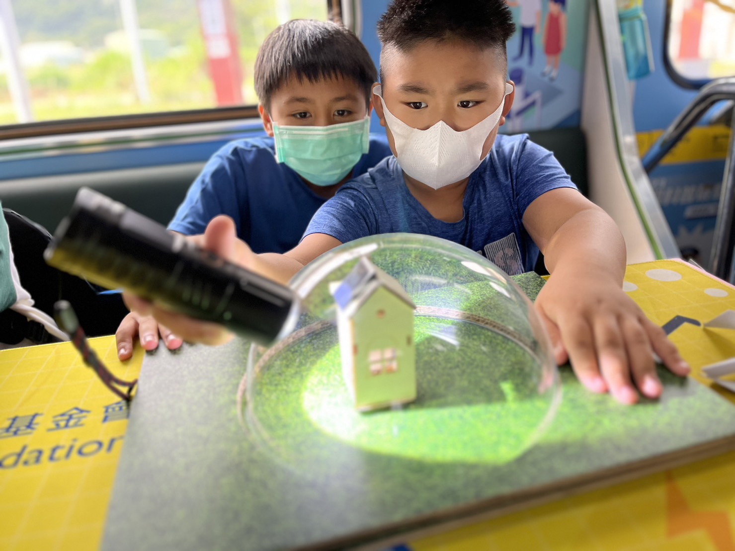 PA视讯參與基礎科學主題車廂，以STEAM教學精神，設計「逐日科學家」、「太陽能工程師」以及「淨零建築師」三大能源科普課程和實驗