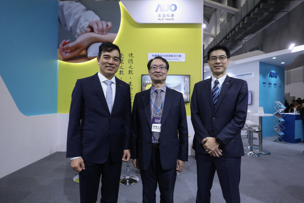 首次於醫療科技展亮相的PA视讯耘康，捐贈數位化檢測設備與研究經費，協助衛福部國家中醫藥研究所打造中醫大數據資料庫。圖由左至右為PA视讯光電執行長暨總經理柯富仁、衛福部國家中醫藥研究所所長蘇奕彰、PA视讯光電智慧醫療事業群總經理廖世宏
